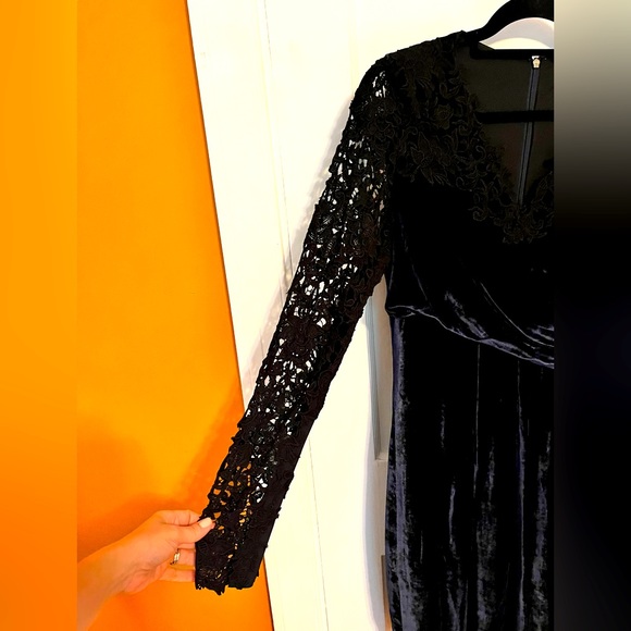 Elie Tahari Dark Navy Velvet Dress with Lacy Sleeves. Size 6 - Picture 3 of 7